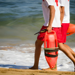 Santa Cruz, bagnino sedicenne salva bambino tra onde alte
